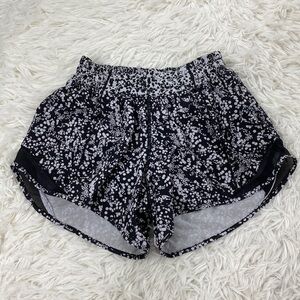 Lululemon Hotty Hot Short II *Long 4" Chirasu Black / Chirakasu Alpine White
